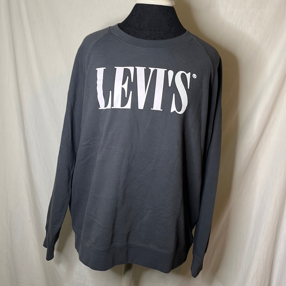 Dark gray Levi’s sweatshirt
